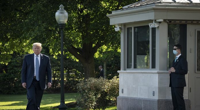 Les problèmes de réouverture de Trump se jouent à la Maison Blanche