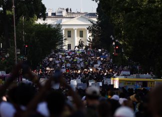 Des milliers de personnes descendent à Washington pour la plus grande manifestation