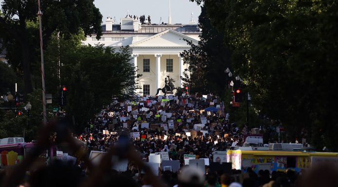 Des milliers de personnes descendent à Washington pour la plus grande manifestation