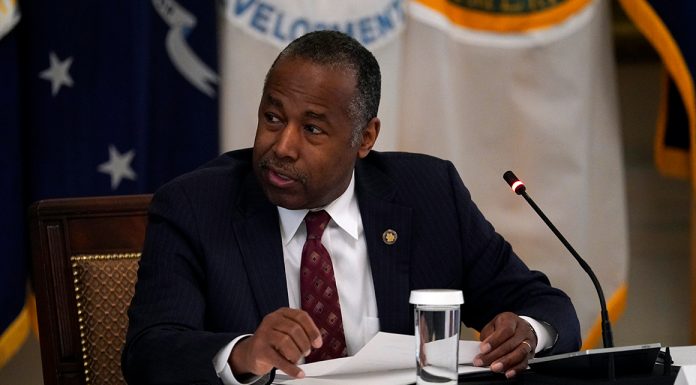 Ben Carson appelle au dialogue plutôt qu’aux insultes