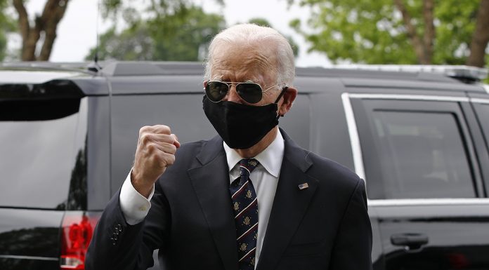 Biden visite un site de protestation dans le Delaware