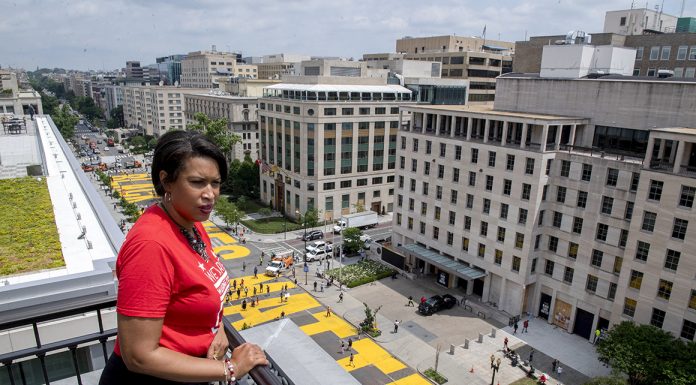 Le maire de D.C. ne veut pas jouer les critiques d’art