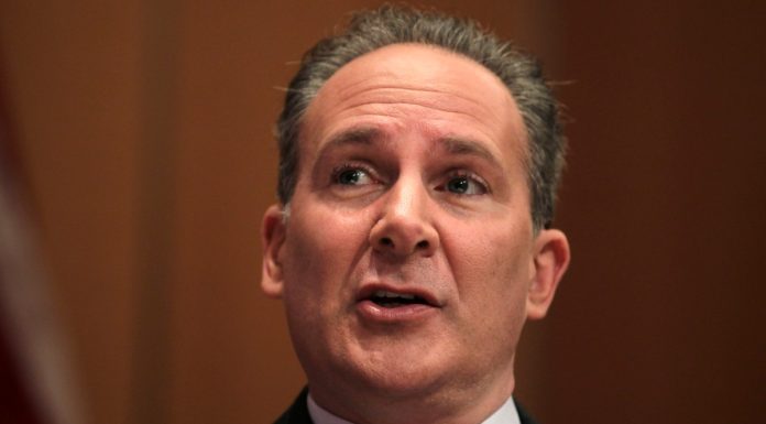 Peter Schiff : les baleines de la CTB manipulent le prix