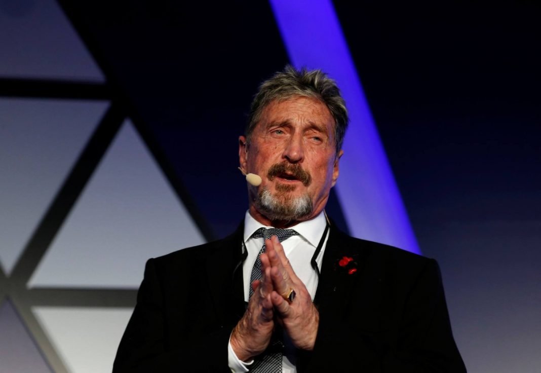 john-mcafee-se-burla-bitcoin.jpg