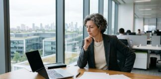Microsoft signe des résultats records : l’action mérite-t-elle encore un achat ? microsoft affiche des résultats records, mais son action reste-t-elle attractive ? découvrez les perspectives de croissance, la valorisation et les risques.
